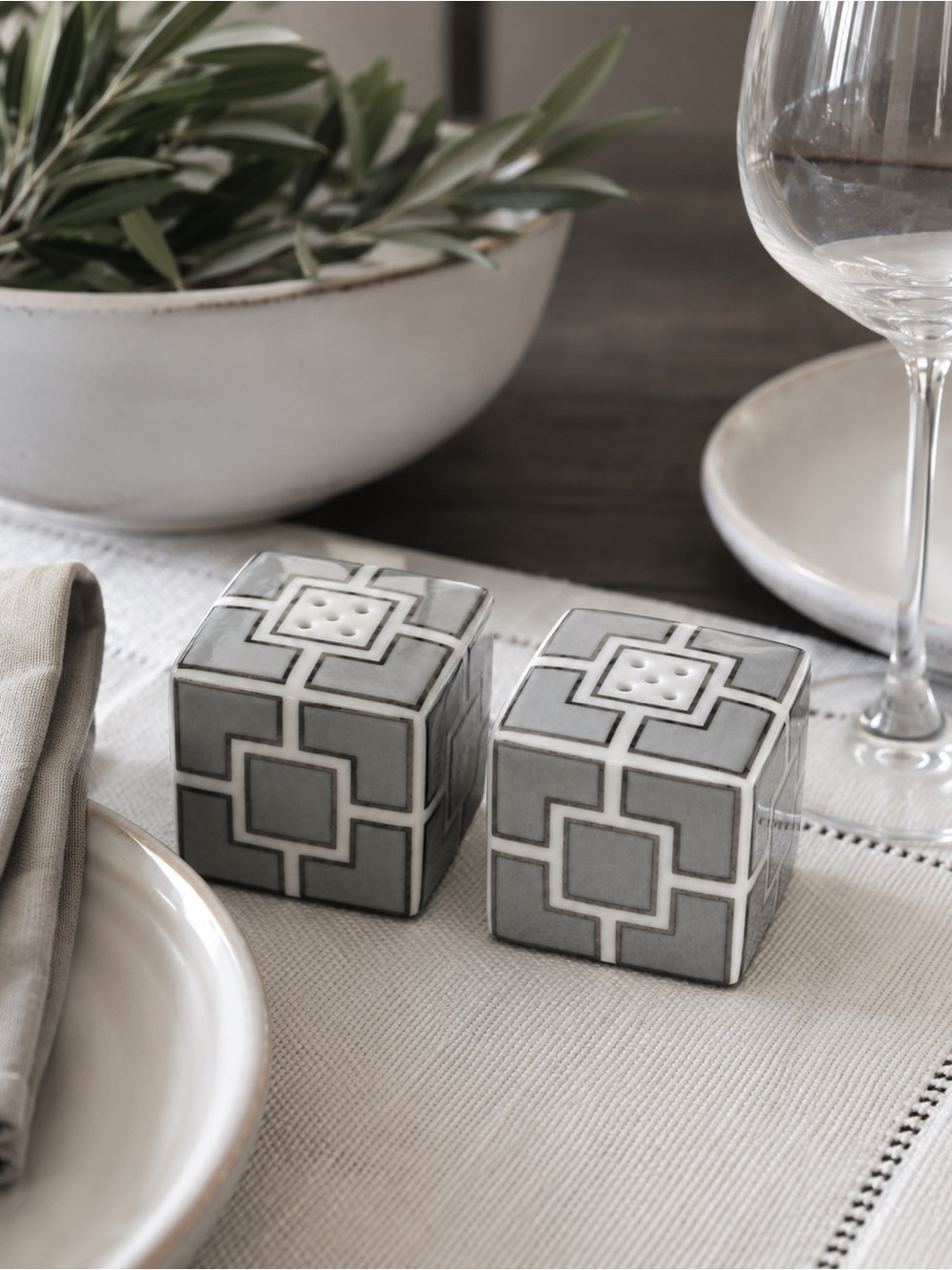 JONATHAN ADLER 2-pcs Geometric Porcelain Cube Salt & Pepper Shakers #0702261